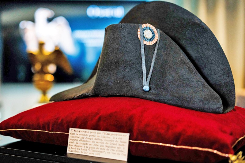 Topi Napoleon Bonaparte dilelong pada harga 1.9 juta euro